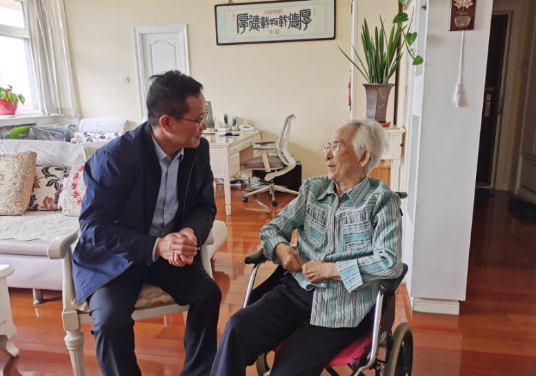 侯景濱專程到天津看望中國工程院院士鄒競(jìng)