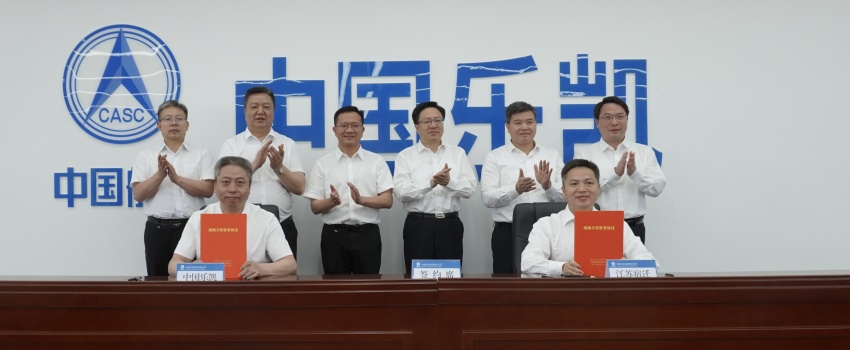 中國(guó)樂(lè)凱與宿遷市簽訂合作協(xié)議 侯景濱、李東會(huì)見(jiàn)宿遷市委書(shū)記陳忠偉并共同見(jiàn)證簽約